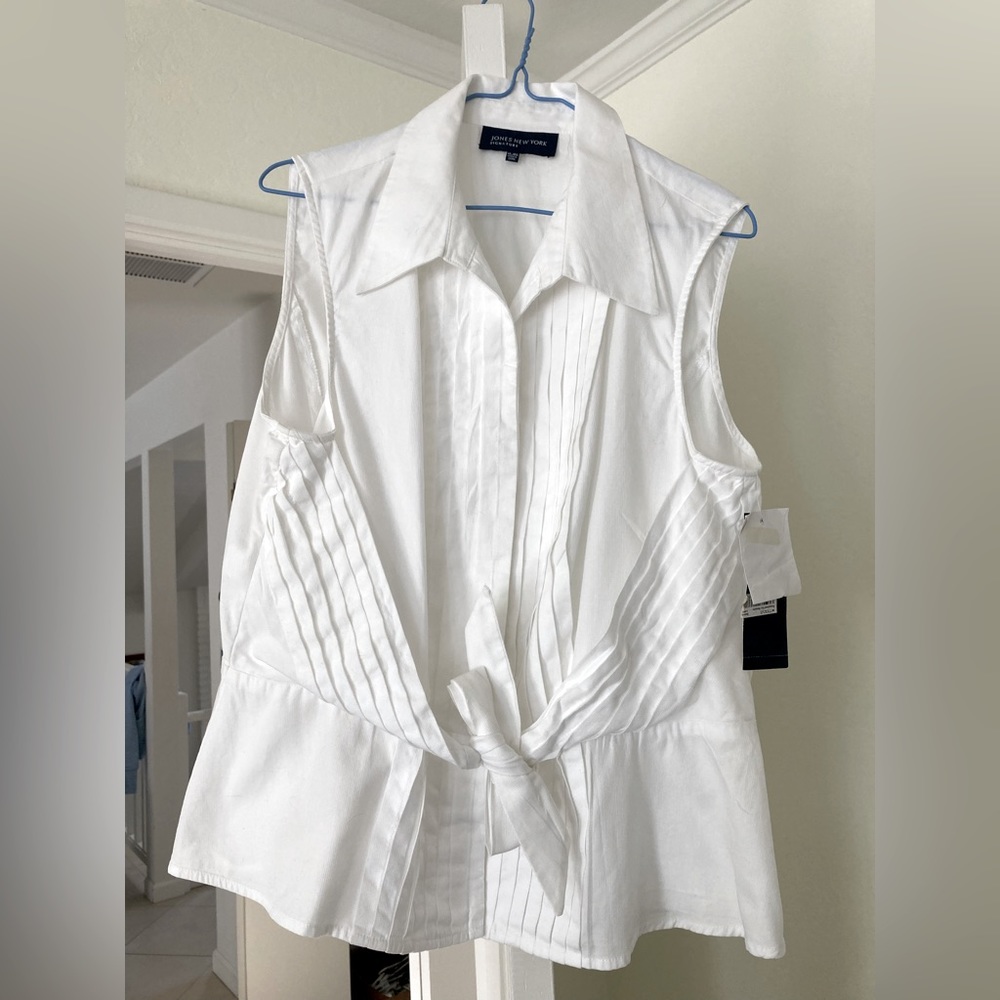 Jones New York. Button sleeveless shirt. Pleat detail. Front tie. Size XL. NWT